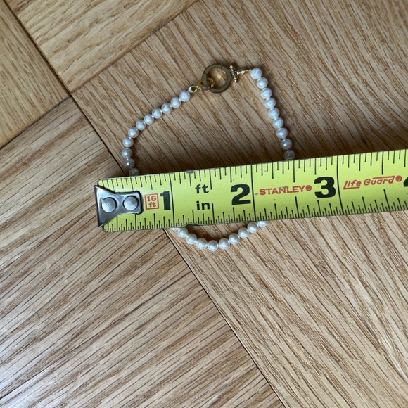 Elegant Pearl Bracelet with Gold Clasp - Picture 4 of 4